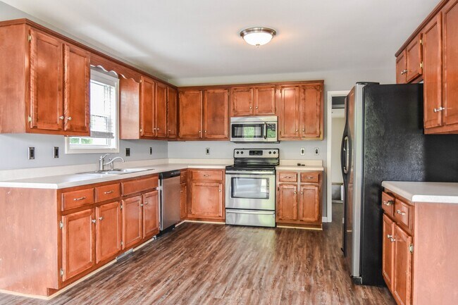 Building Photo - Pet Friendly Three Bedroom!