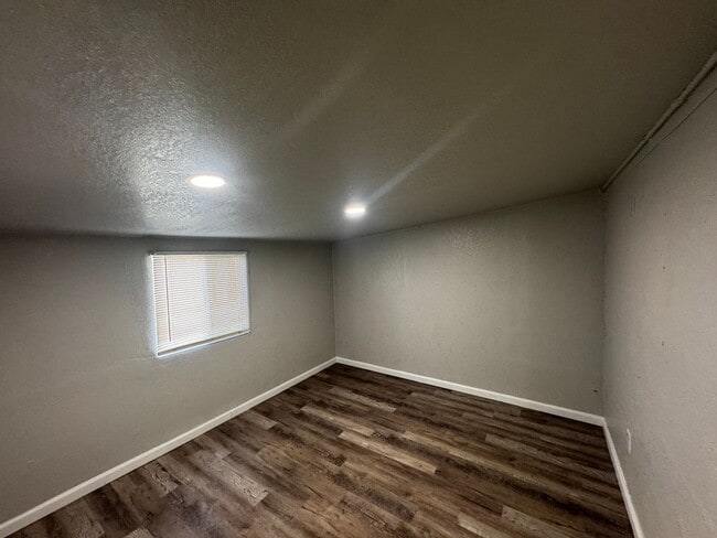 Building Photo - COZY HOME! APPLY NOW!