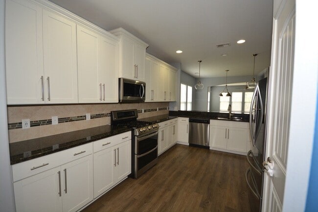 Building Photo - "Luxurious 5-Bed in, Pooler!"