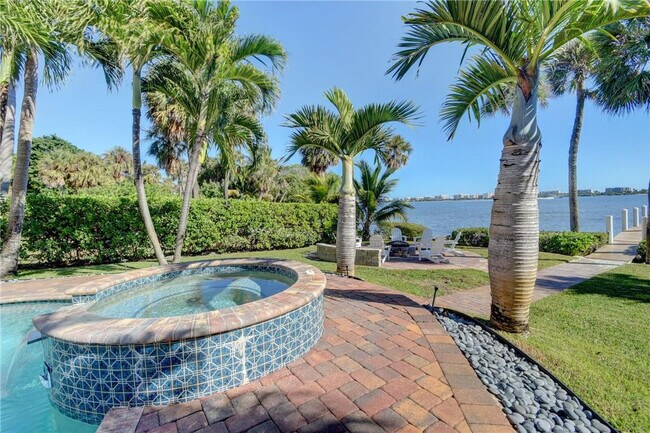 Building Photo - 1320 S Lakeside Dr