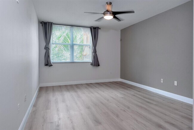 Building Photo - 2421 NE 65th St