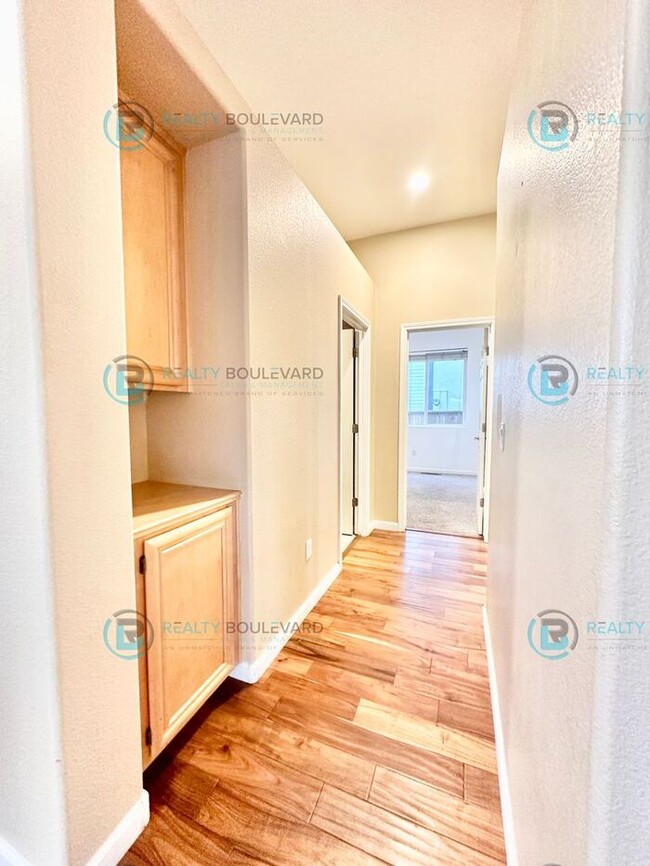 Building Photo - Half-Month Free Rent! Charming 3-Bedroom H...