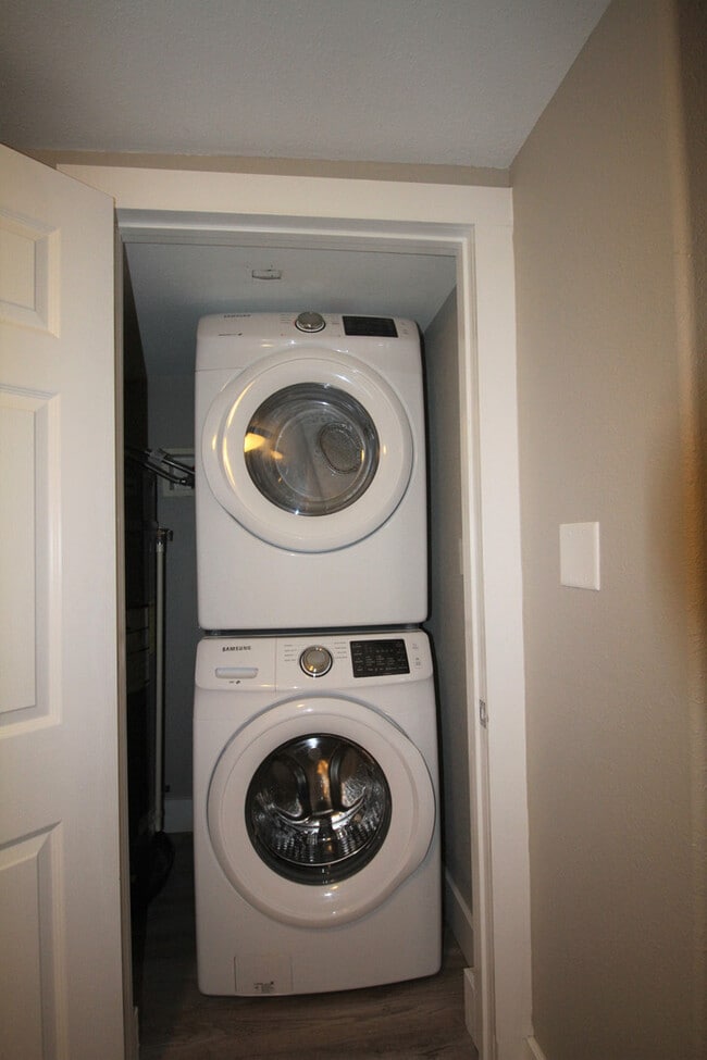 Building Photo - Classy 3BD/2BA House - Spacious Bedrooms, ...