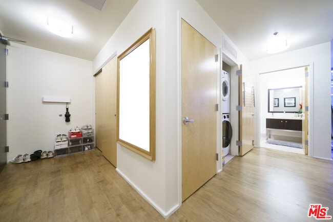 Building Photo - 1100 S Hope St