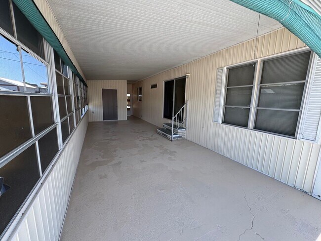 Building Photo - Spacious 2 Bedroom Mobile Home for Rent in Fairlane Acres – Bradenton, FL