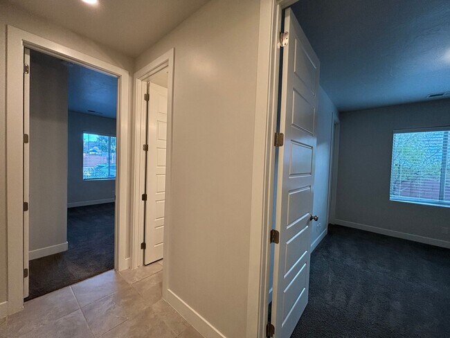 Building Photo - SPACIOUS SINGLE LEVEL HOME IN WASHINGTON F...