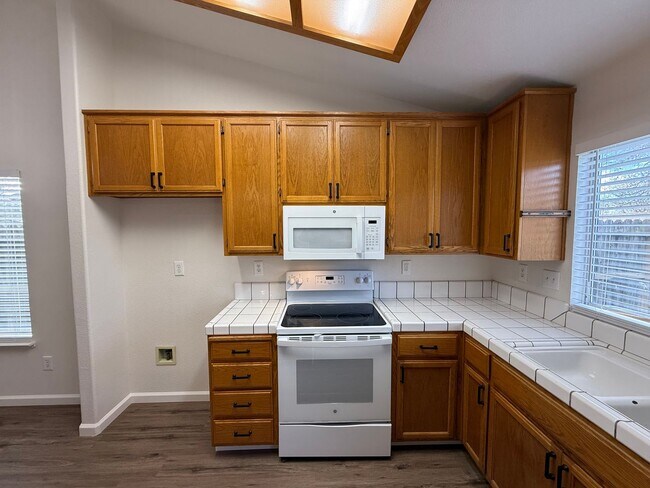 Building Photo - Newly updated single story 3 bedroom!