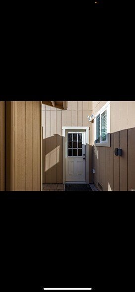 Building Photo - 4664 Fairway Dr
