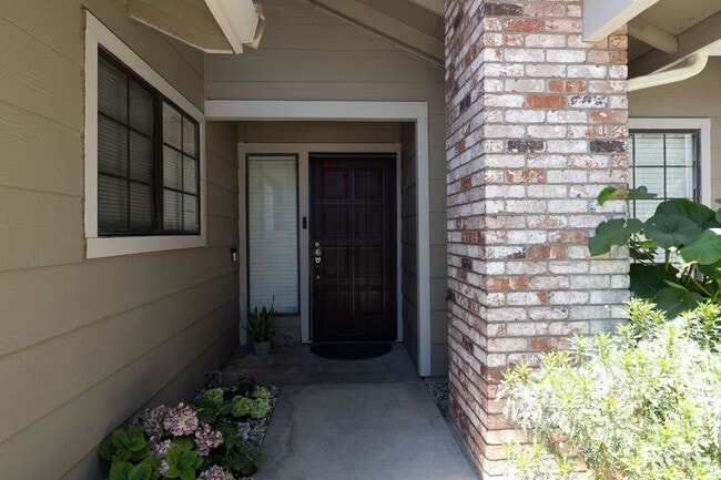 Building Photo - Stunning 3-bedroom, 2-bathroom home with a...