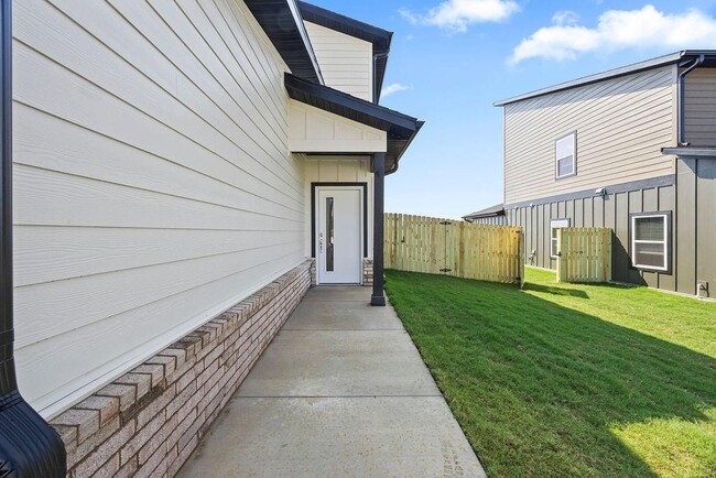 Building Photo - 1801 SW Poigai Wy