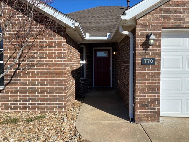 Building Photo - 770 Dogwood St