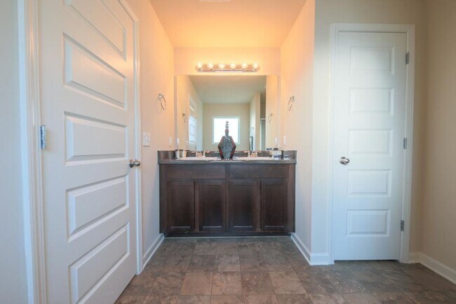 Building Photo - 5036 Vine Ln