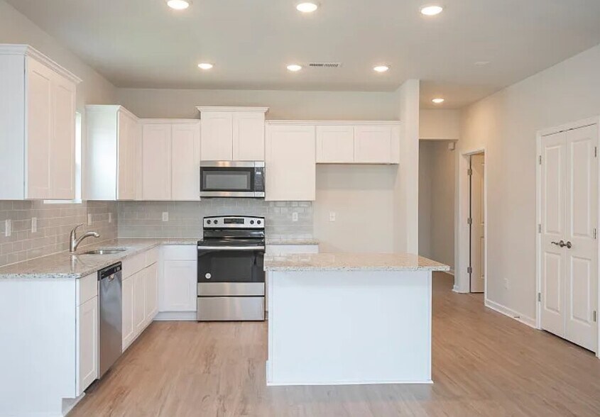 Building Photo - 3707 Clementine Ln