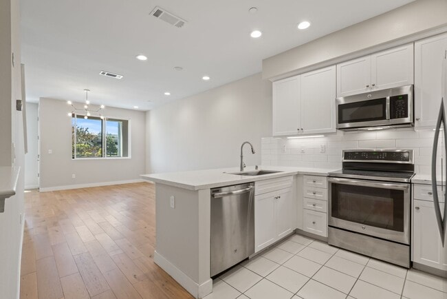 Building Photo - Built in 2017! Rarely available 3Bed/3Bath...