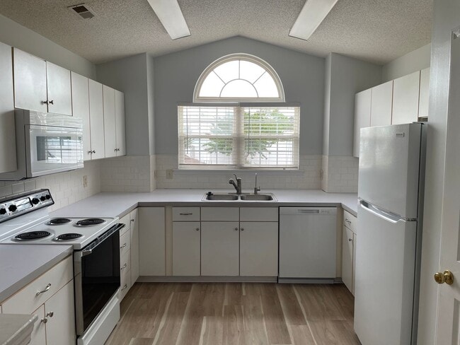 Building Photo - 2 Bedroom 2 Bath  with Flex Room, located in Saltaire Village