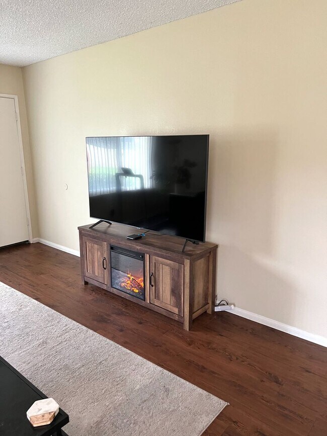Building Photo - 2 Bedroom 2 Bath Sanctuary!