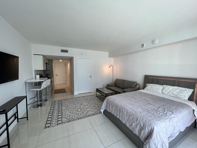 Building Photo - 1300 Brickell Bay Dr
