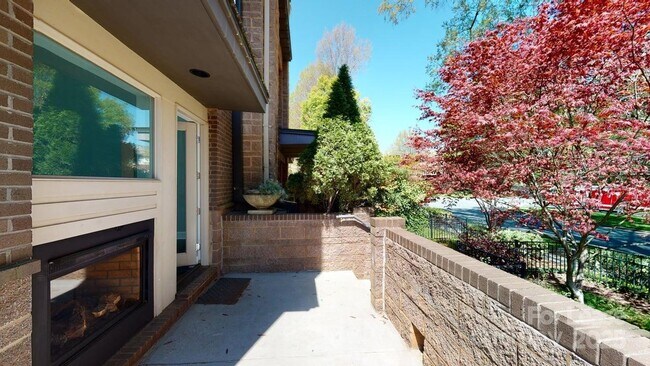 Building Photo - 420 Queens Rd