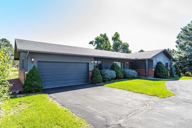 Building Photo - Ranch Style Home Located inside Kissing Camels!