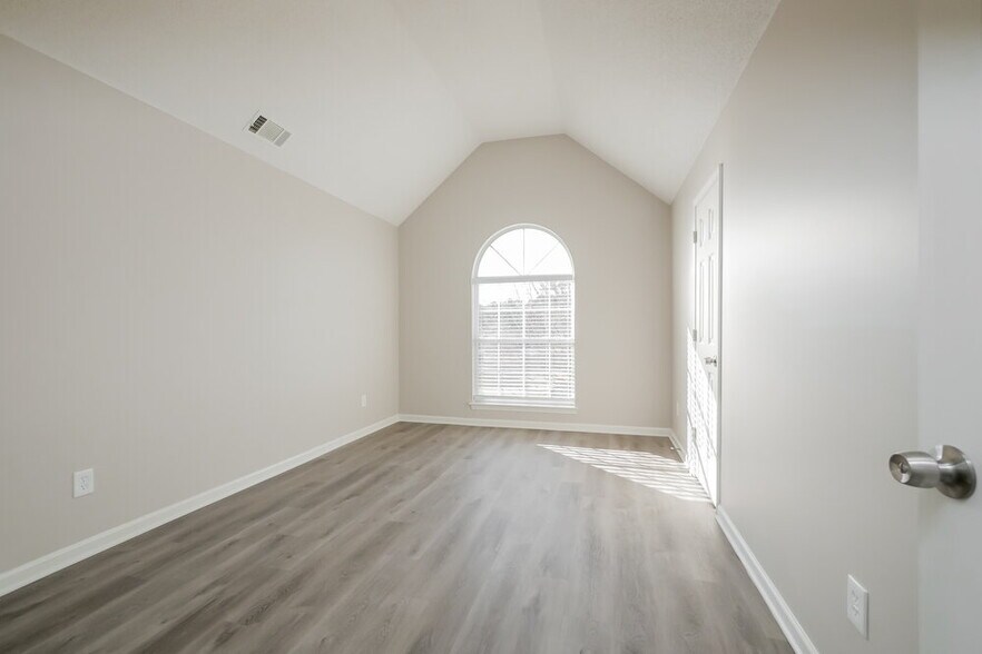 Building Photo - 898 Tara Bend
