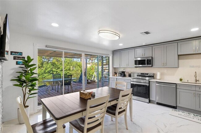 Building Photo - 8825 Oak St