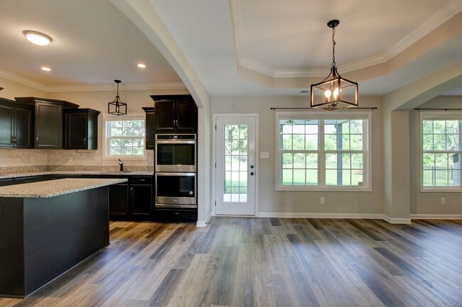 Building Photo - Huge 5 bed 3 ba.  Gorgeous House Near Post...