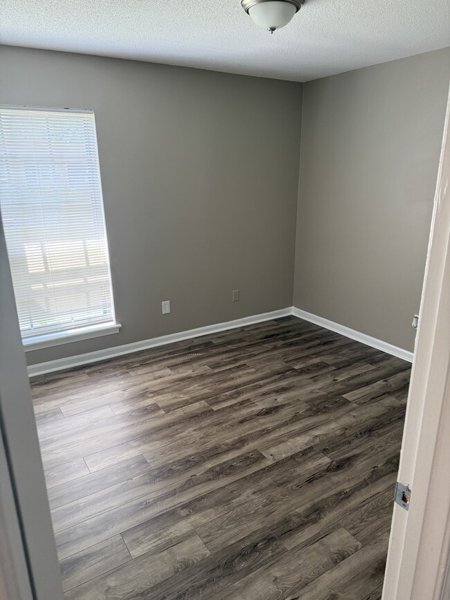 Building Photo - 2881 Normandy Dr