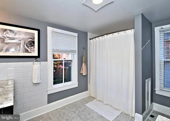 Building Photo - 143 N State St