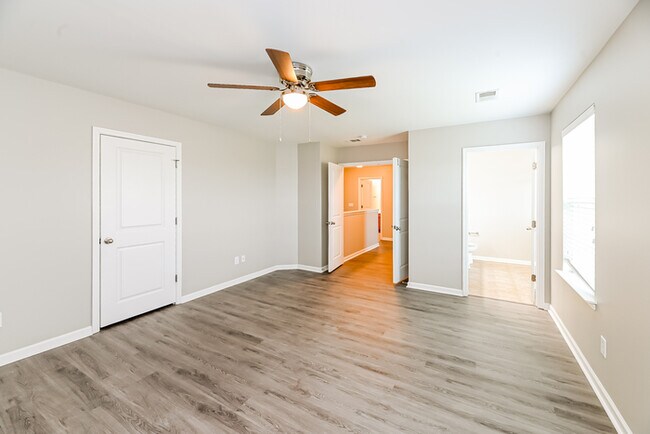 Building Photo - Inviting 4 Bedroom home with Great Location