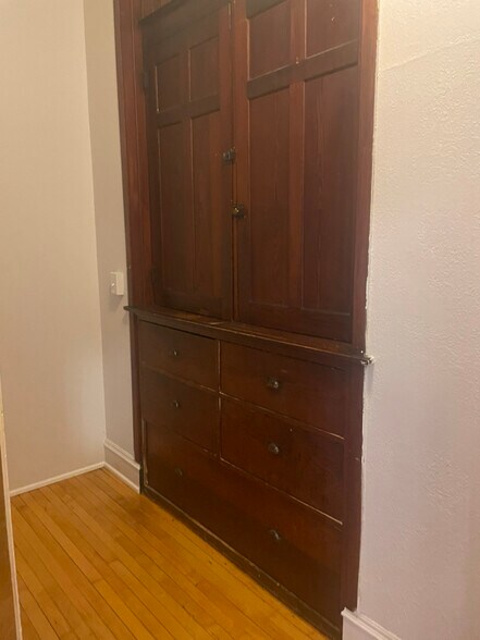 Building Photo - 317 1/2 N 4th Ave W