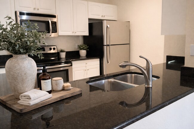 Building Photo - Stunning 2/2 Pool View Condo @ Park North Downtown Orlando !