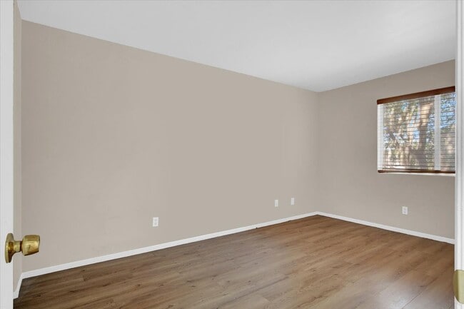 Building Photo - 5199 Souvenir Ln