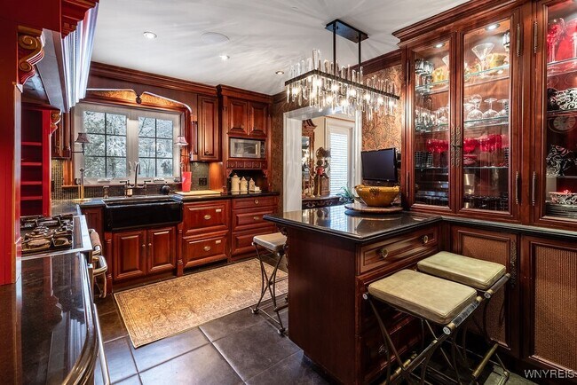 Building Photo - 72 N Long St