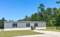 Building Photo - Move in Ready! 3 bedrooms/ 2 Baths! Beautiful space!