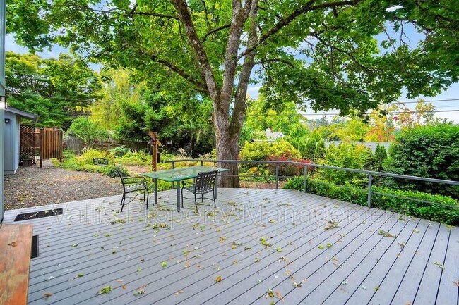 Building Photo - 3385 Camellia Dr S