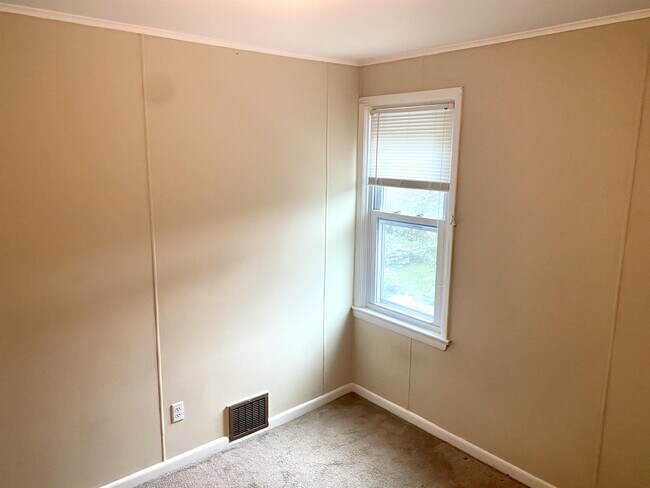 Building Photo - 611 Crown Ave