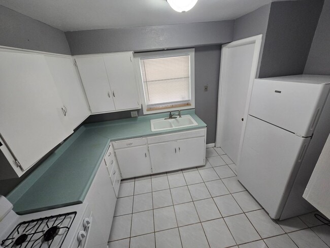 Building Photo - 3 Bedroom House
