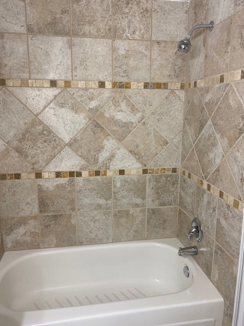 2nd floor hallway bathroom shower/bath tub. - 411 E Highline Cir