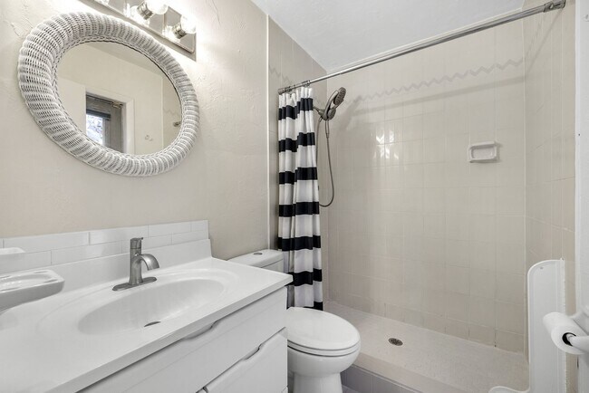 Building Photo - 2 Bedroom 2 bath Pool Home in Naples park