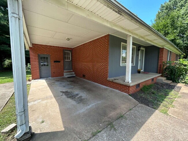 Building Photo - 3 Bedroom, 2 Bath Home!