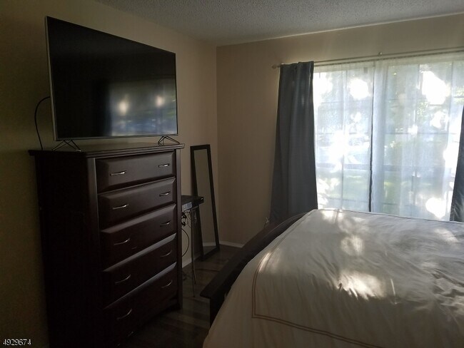 Building Photo - 297 English Pl