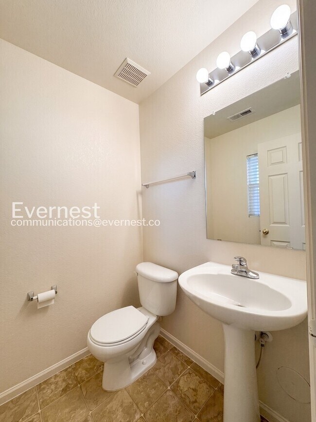 Building Photo - 3 Bed/2.5 Bath Home with Fenced Yard & Garage / Available Now!