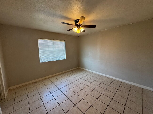 Building Photo - Fouplex unit ready to move in in Castle Hill!