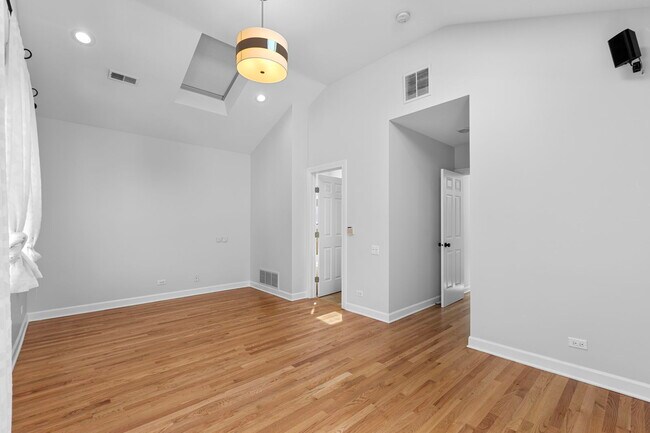 Building Photo - 2725 N Magnolia Ave