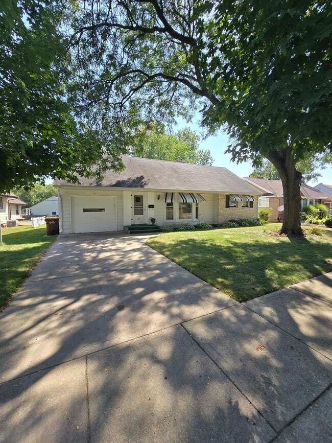 Building Photo - Great home in a great neighborhood