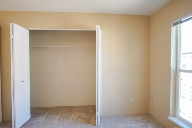 Building Photo - Totally Updated 2-Bed with Vaulted Ceiling...