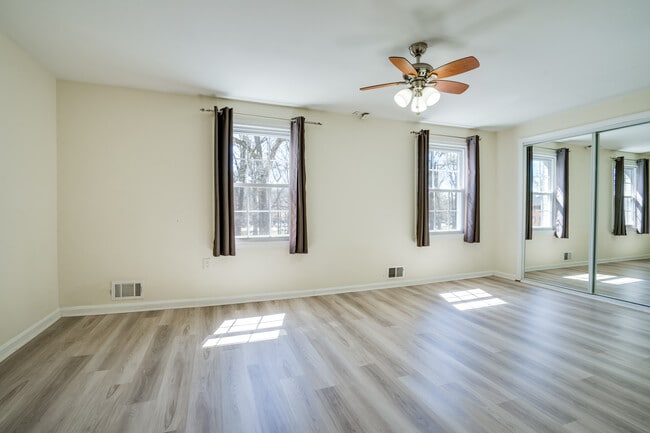 Building Photo - 7913 Central Park Cir