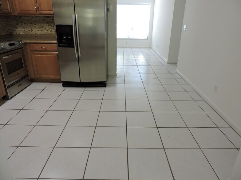 kitchen looking toward living room - 9046 SE Parkway Dr