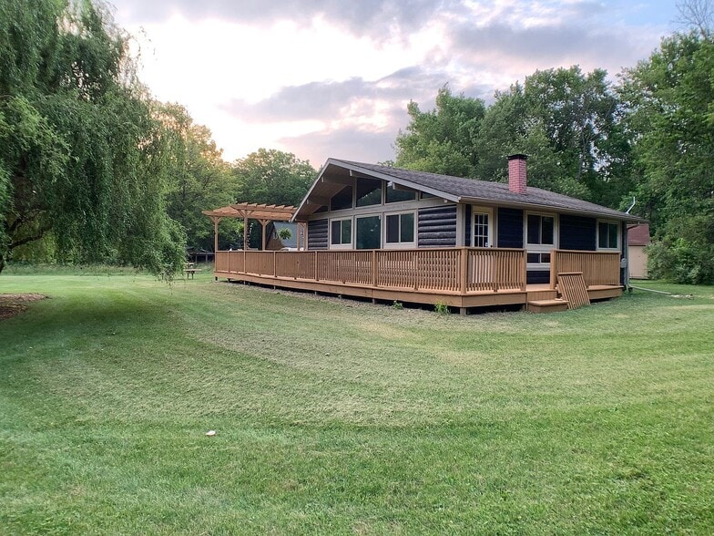 Primary Photo - 10 Cedar Ln S