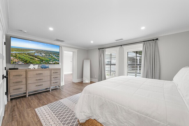 Building Photo - 355 Center St